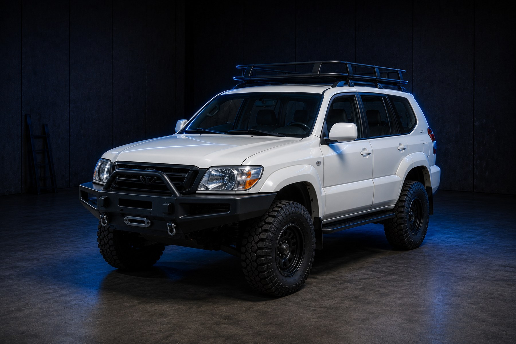 Toyota Land Cruiser Prado с металлическим бампером, лебёдкой, внедорожными колёсами и багажником на крыше